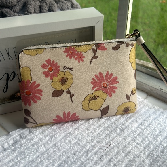 Coach floral wristlet. NWT, HOST PICK! - Picture 5 of 12